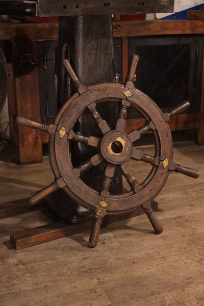 barre a roue ancienne de bateau